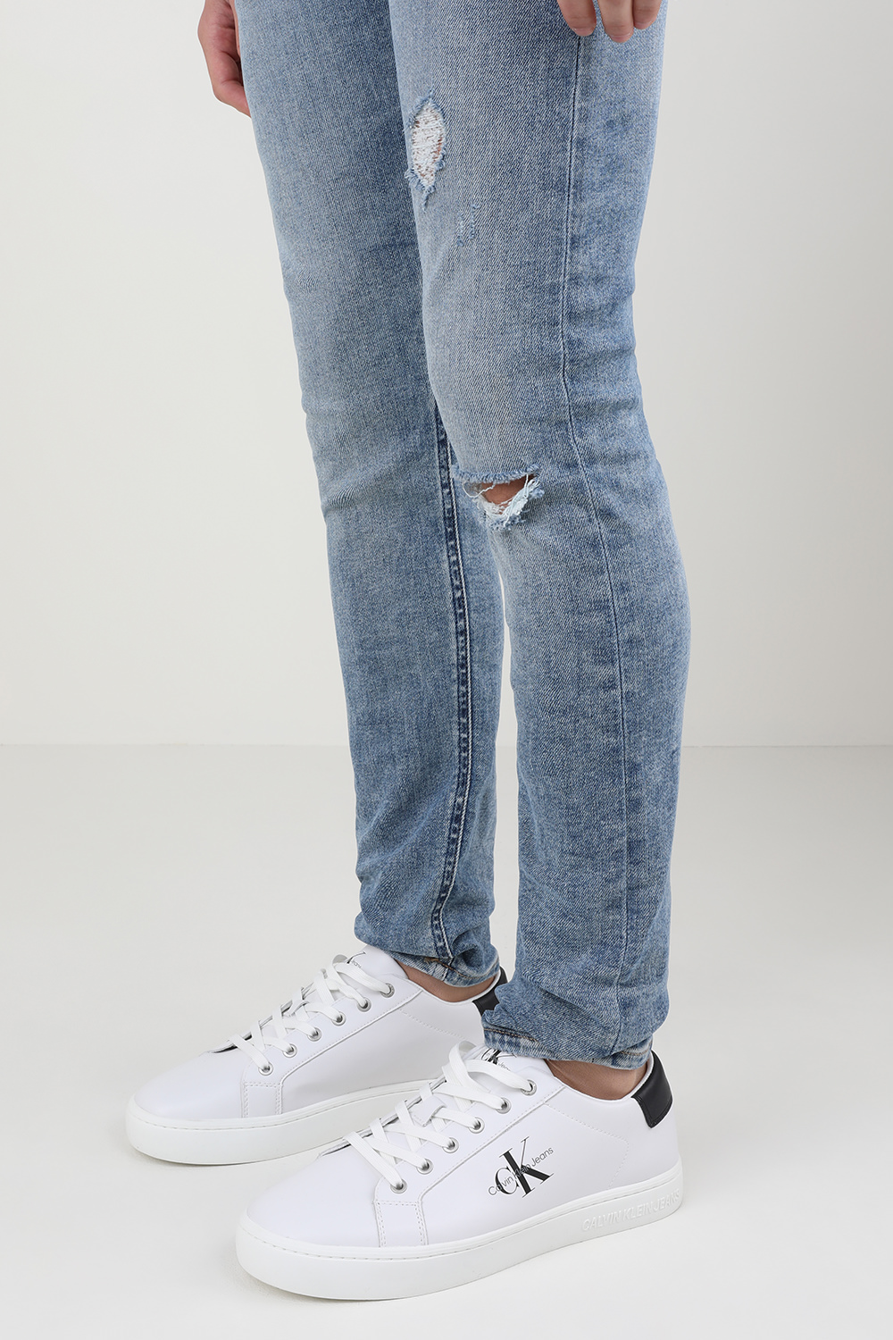 סניקרס מעור עם לוגו